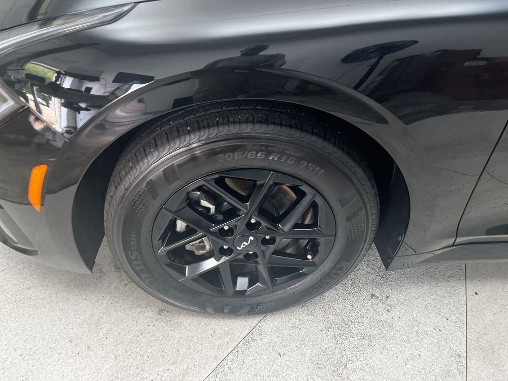 Used 2026 Black Kia LXS image 16