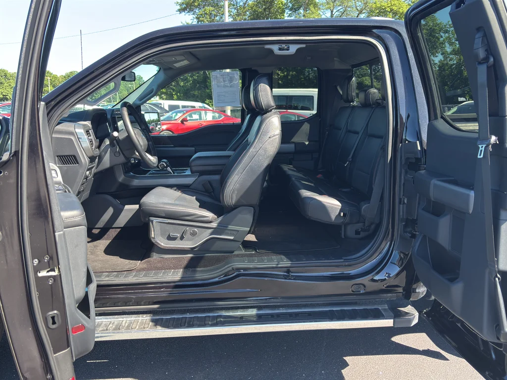 Used 2022 Agate Black Metallic Ford LARIAT image 11