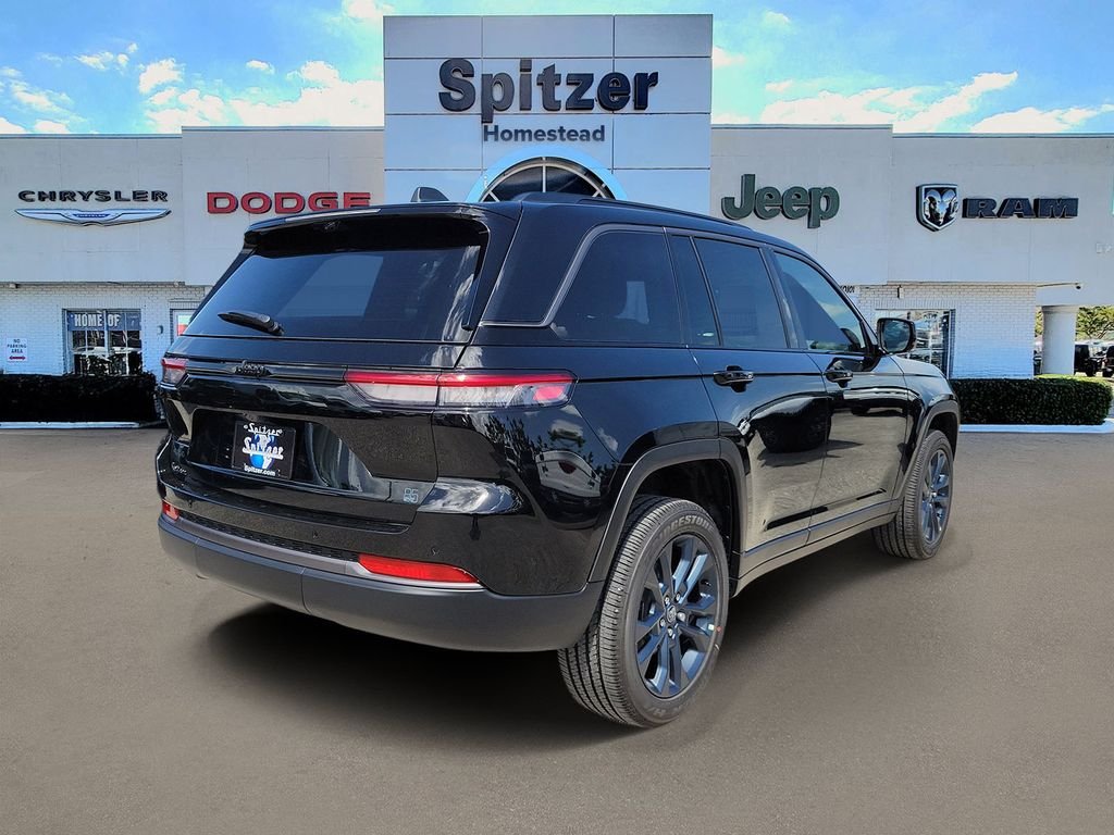 New 2026 Diamond Black Crystal Pearl-Coat Exterior Paint Jeep  image 2