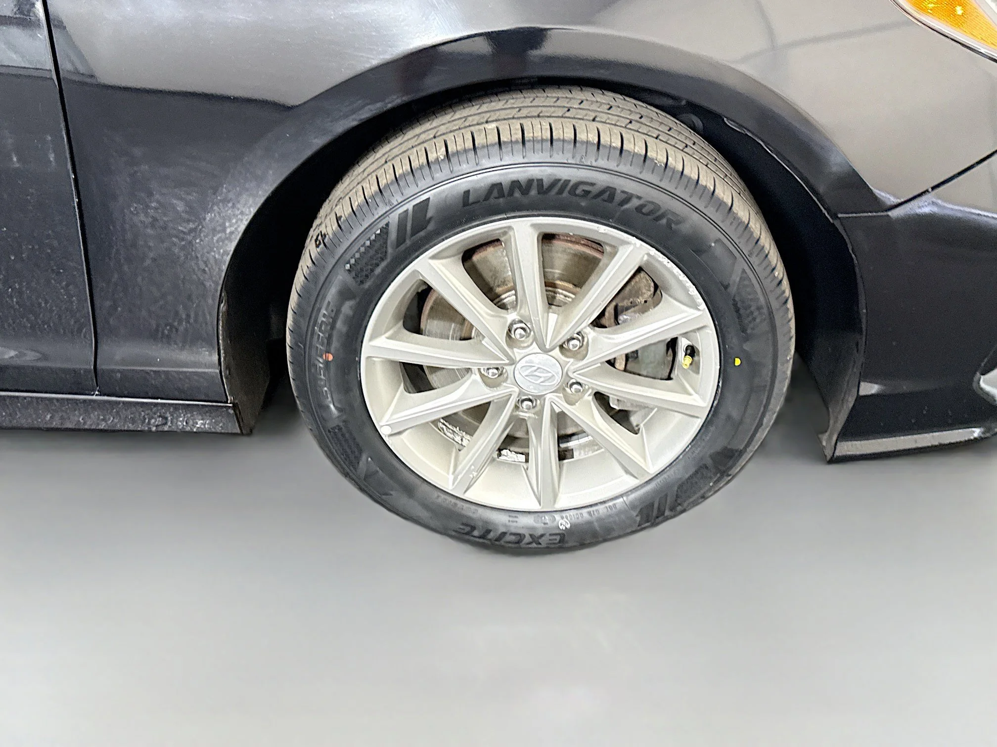 Used 2018 Phantom Black Hyundai SE image 27