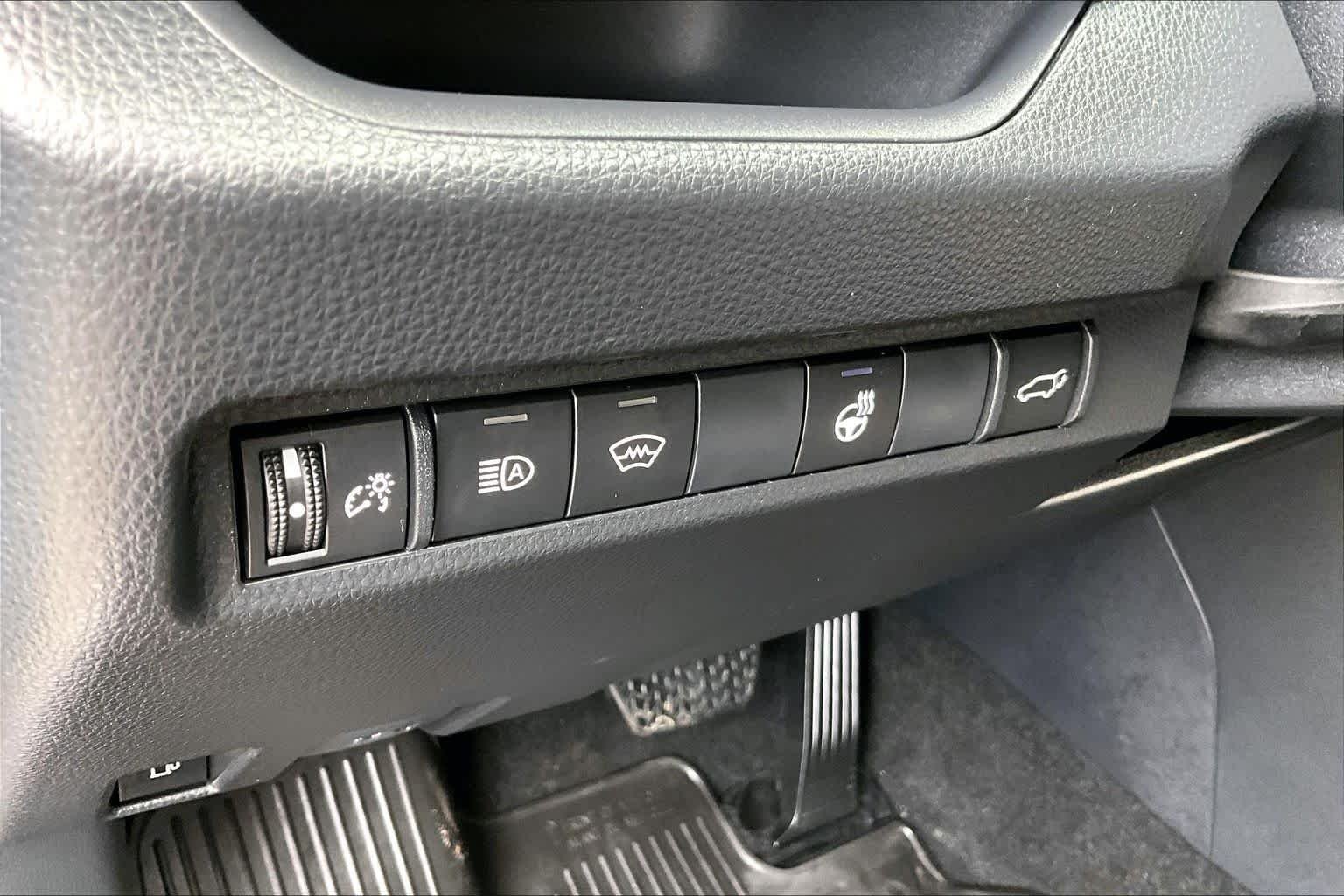 2025 Toyota RAV4 XLE - Photo 33