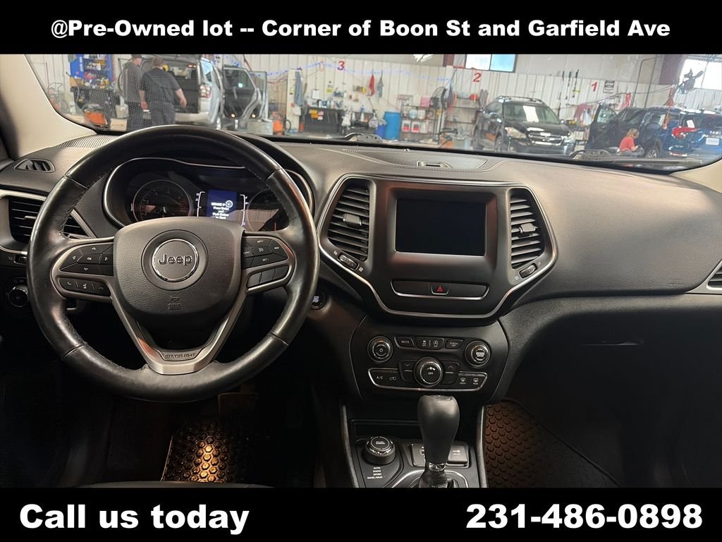 Used 2019 Silver Jeep Latitude Plus image 18