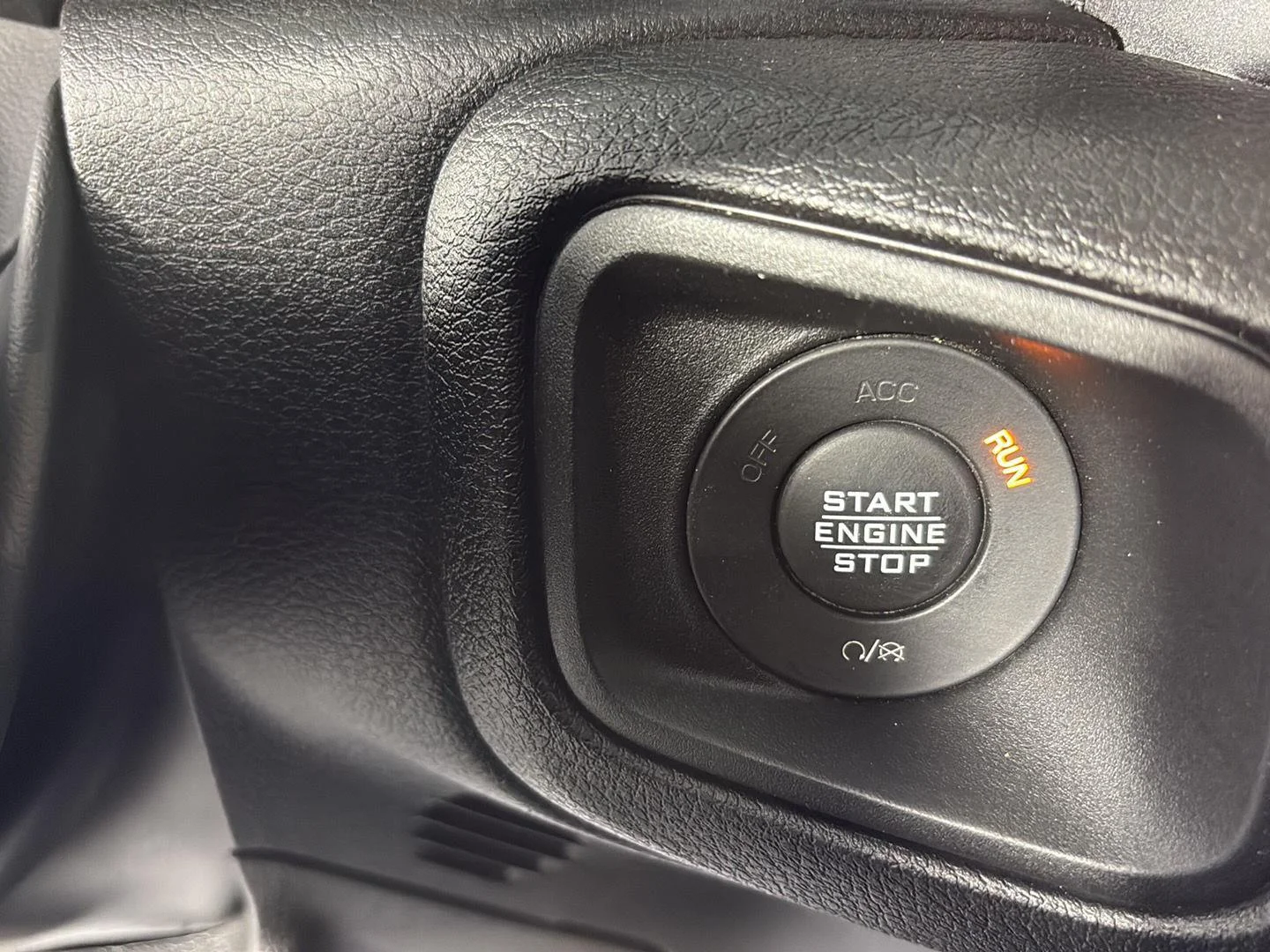 Used 2024 Earl Clearcoat Jeep Sport S image 28