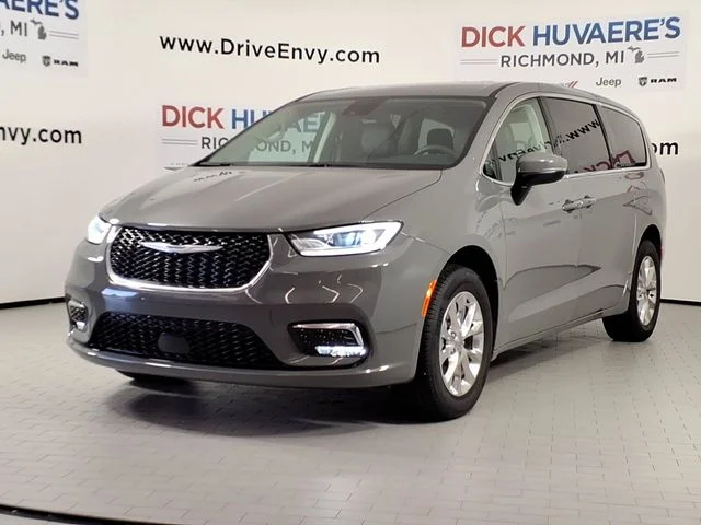2023 Chrysler Pacifica Touring L AWD's photo