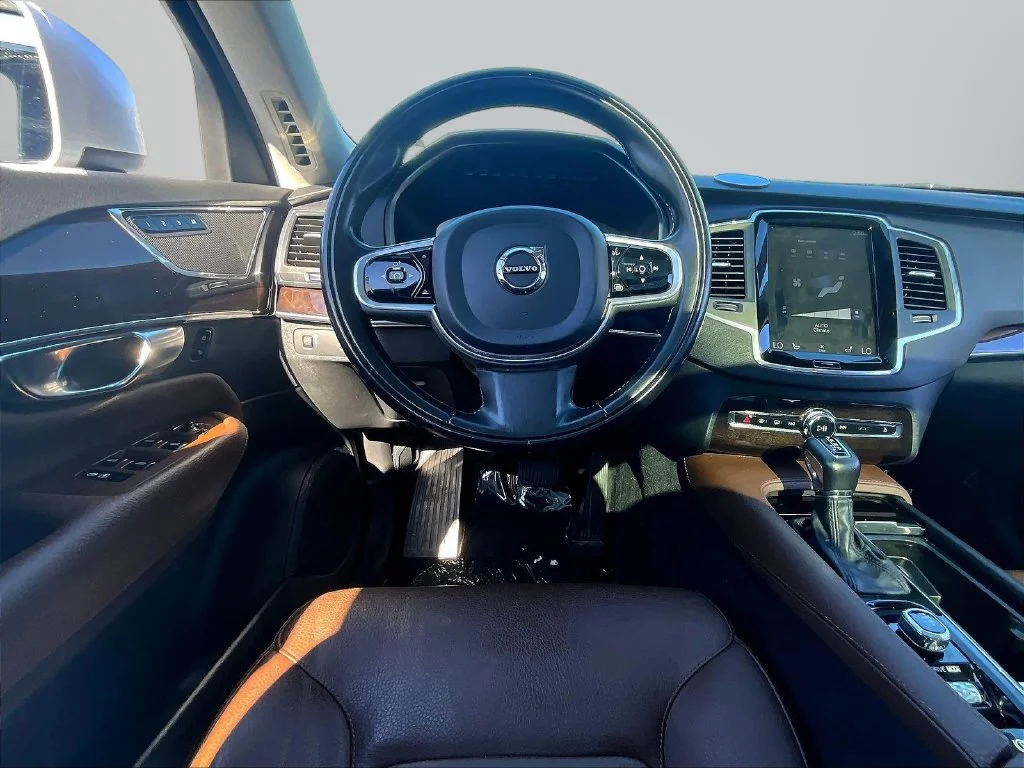 Used 2019 Silver Volvo T6 Momentum image 9