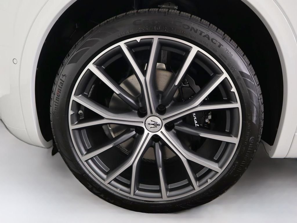 Used 2025 Bianco Astro Metallic Maserati Base image 31