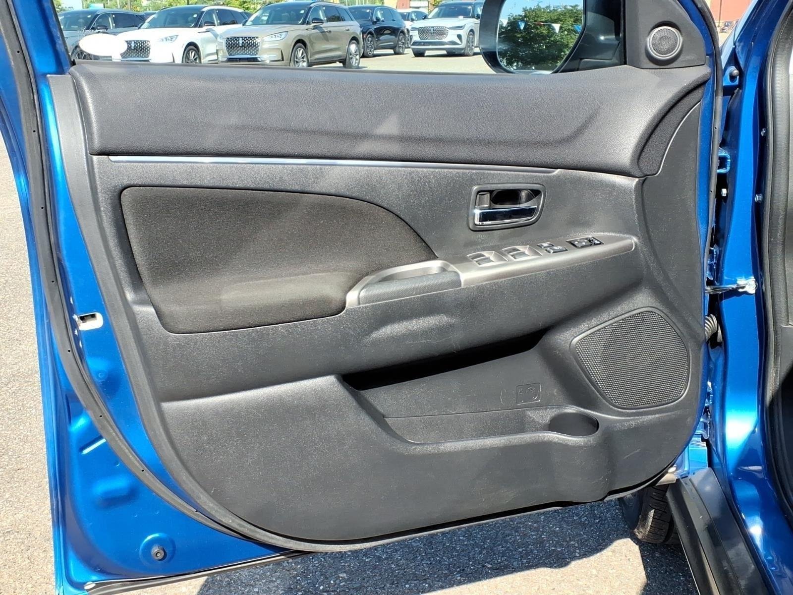 Used 2019 Octane Blue Metallic Mitsubishi SE 2.0 image 28
