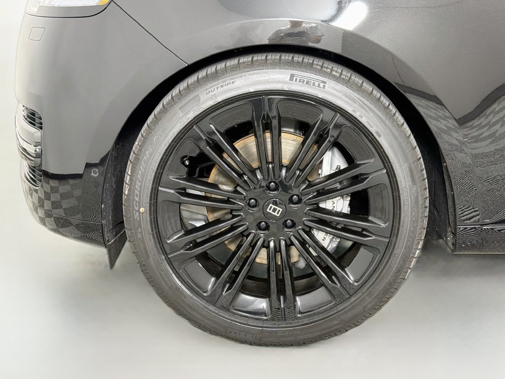 New 2027 Santorini Black Land Rover SE image 33