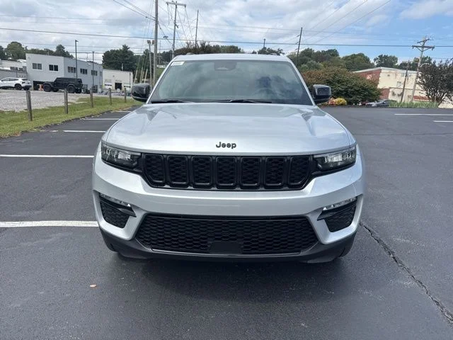 New 2025 Silver Zynith Exterior Paint Jeep Limited image 2