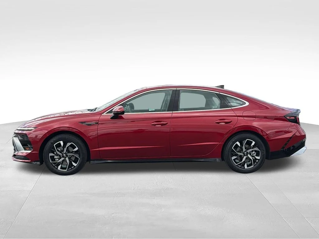 Used 2025 Red Hyundai SEL image 4