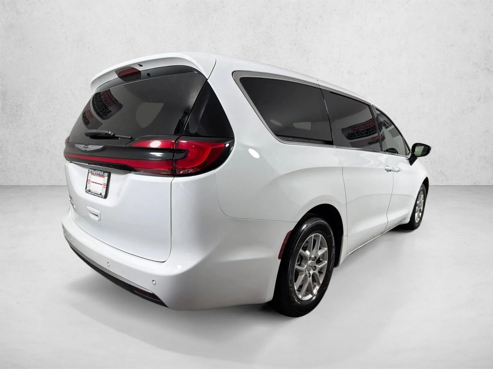 Used 2024 White Chrysler Touring L image 3