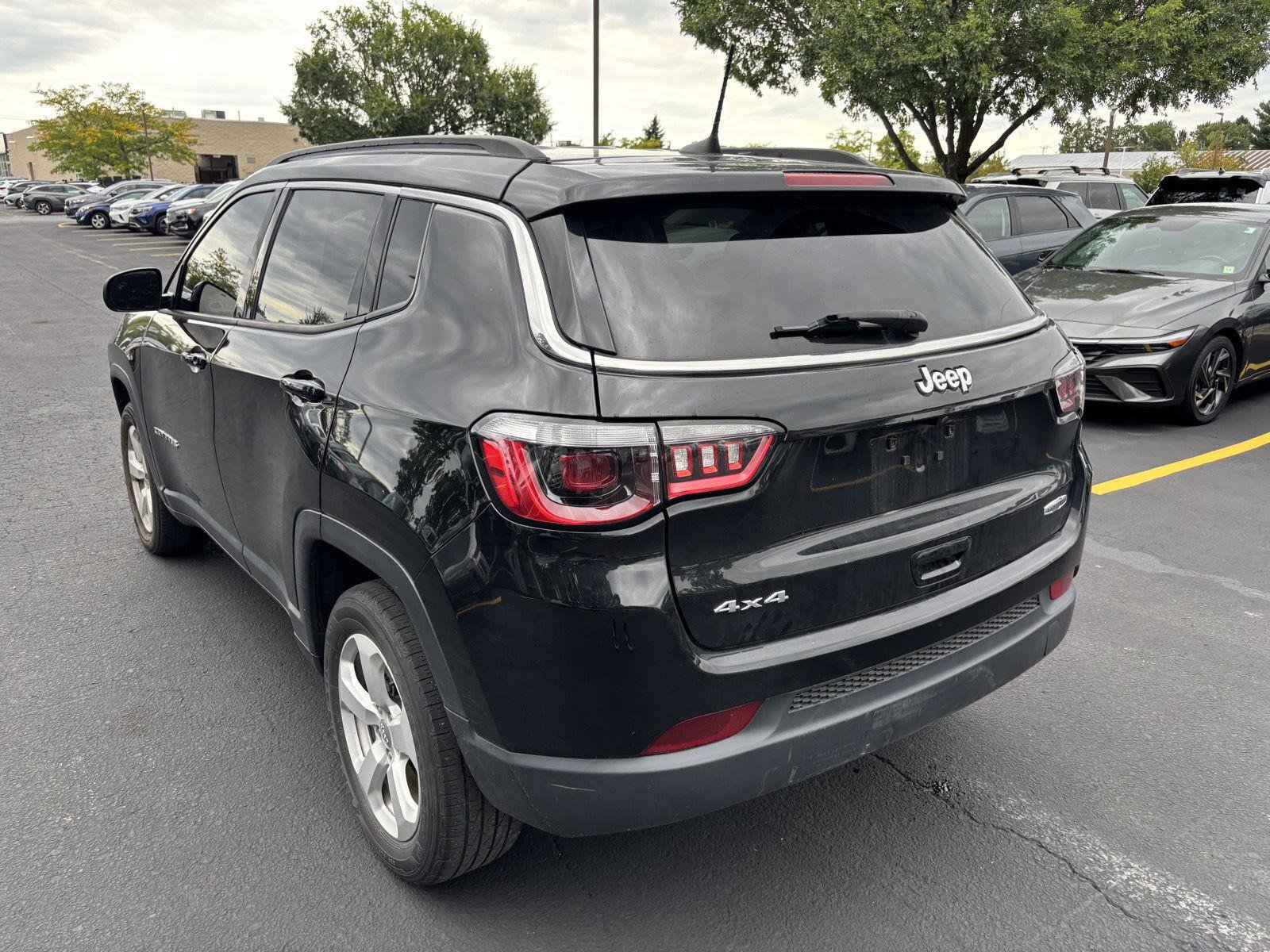 Used 2021 Diamond Black Crystal Pearlcoat Jeep Latitude image 4