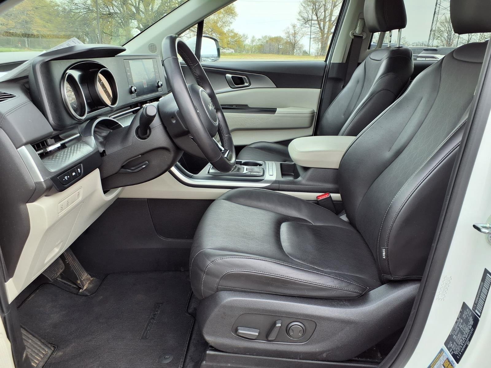 Used 2024 Snow White Pearl Kia LX image 19