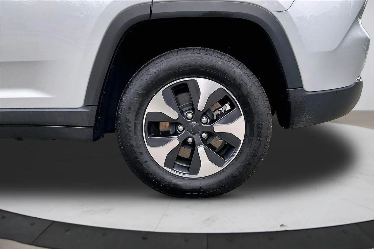Used 2024 Silver Jeep 4xe image 37
