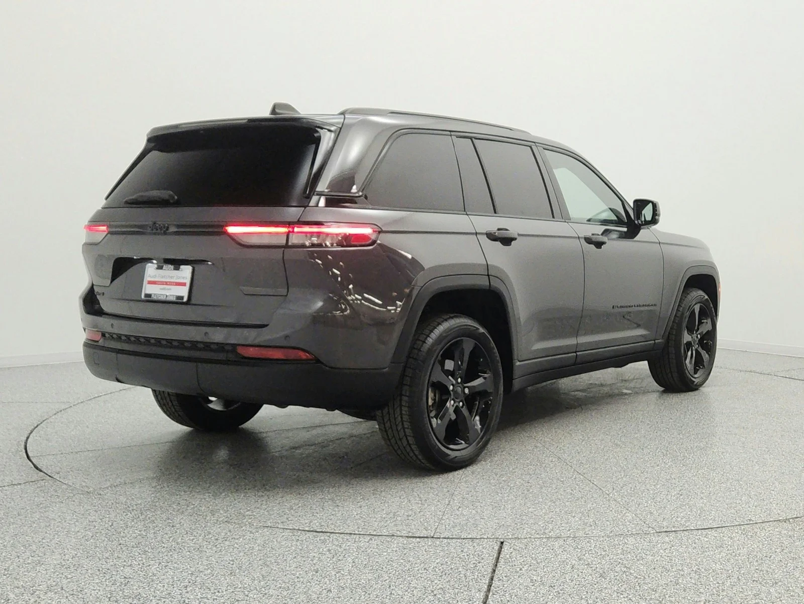 Used 2023 Baltic Gray Metallic Clearcoat Jeep Laredo X image 5