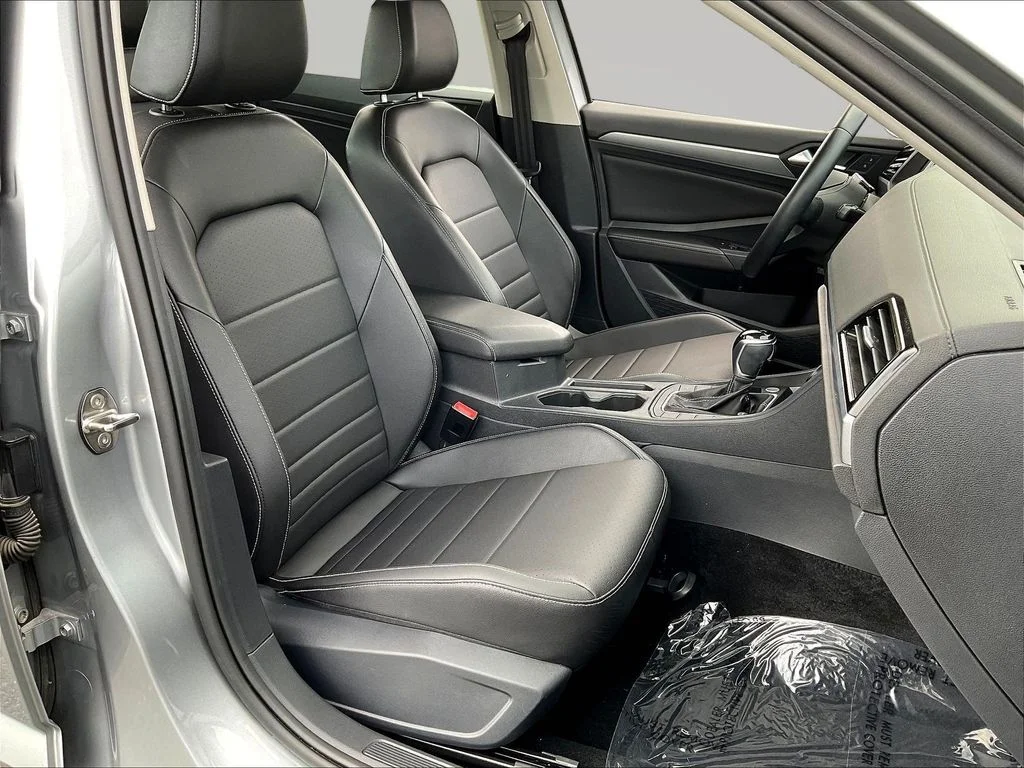 Certified Used 2023 Silver Volkswagen 1.5T SE image 29