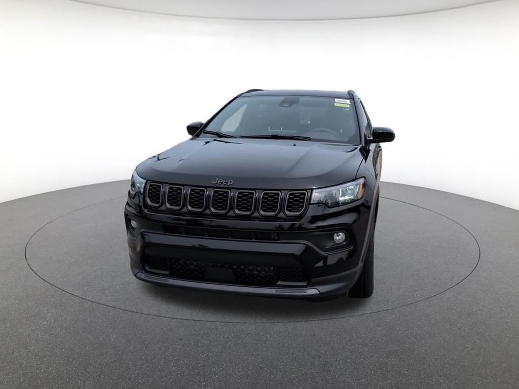 New 2026 Diamond Black Crystal Pearl-Coat Exterior Paint Jeep Latitude image 13