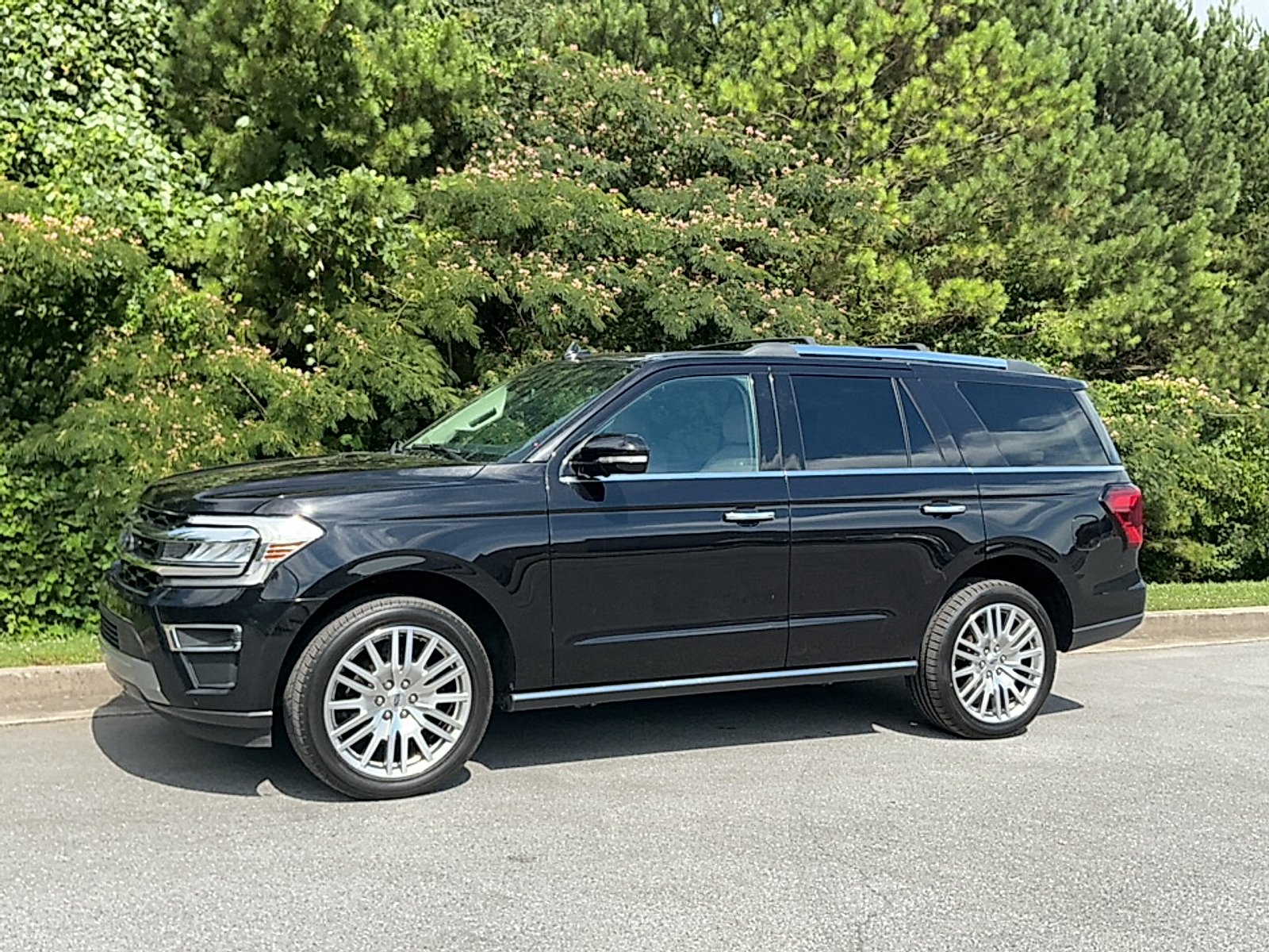 Used 2024  Ford Limited image 4