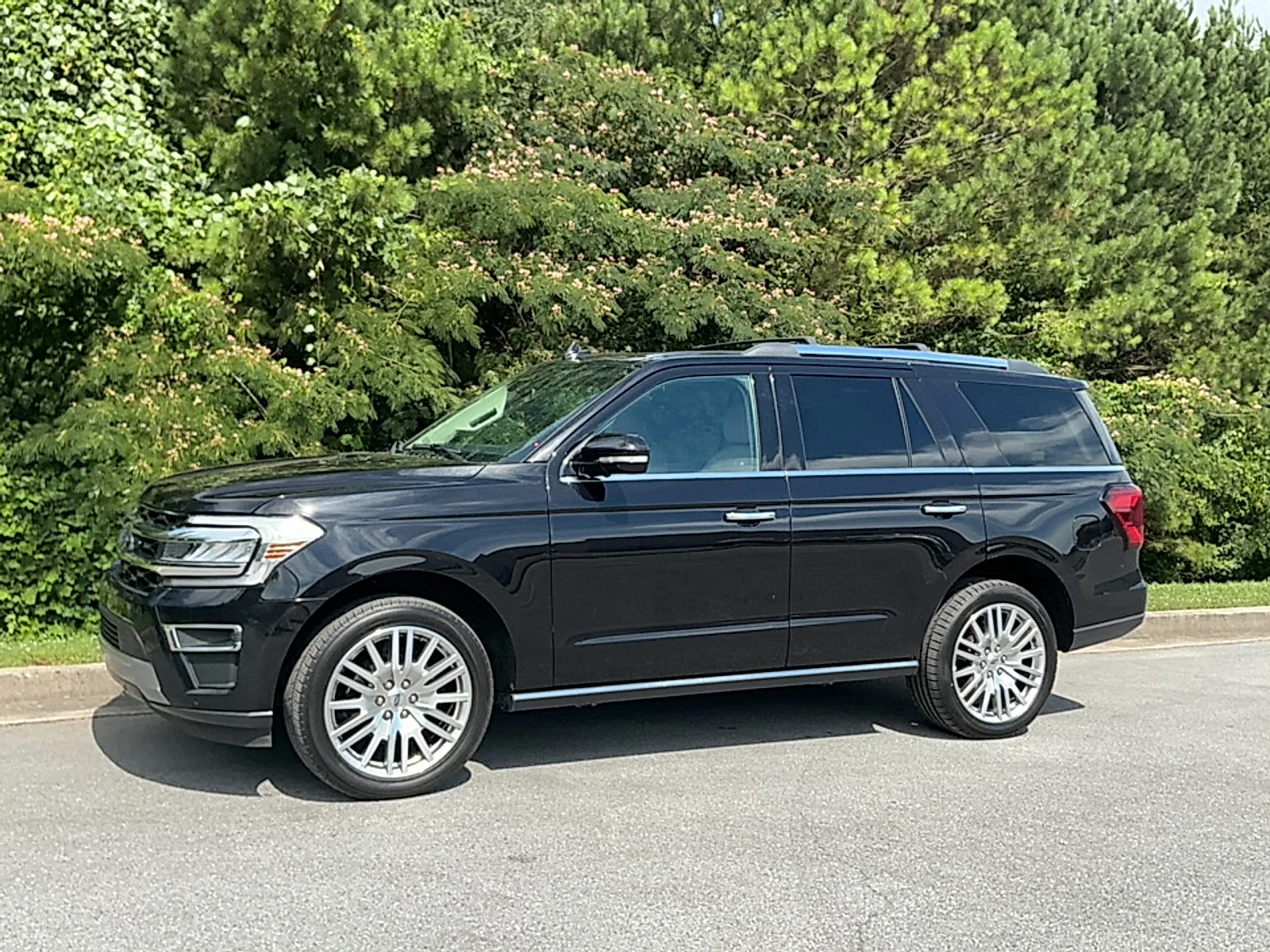 Used 2024  Ford Limited image 4