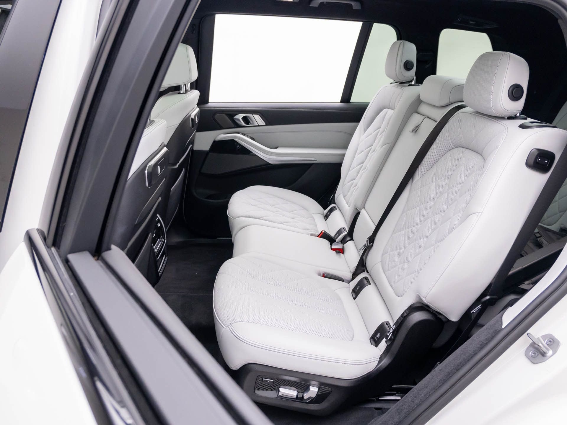 Used 2023 Mineral White Metallic BMW xDrive40i image 16