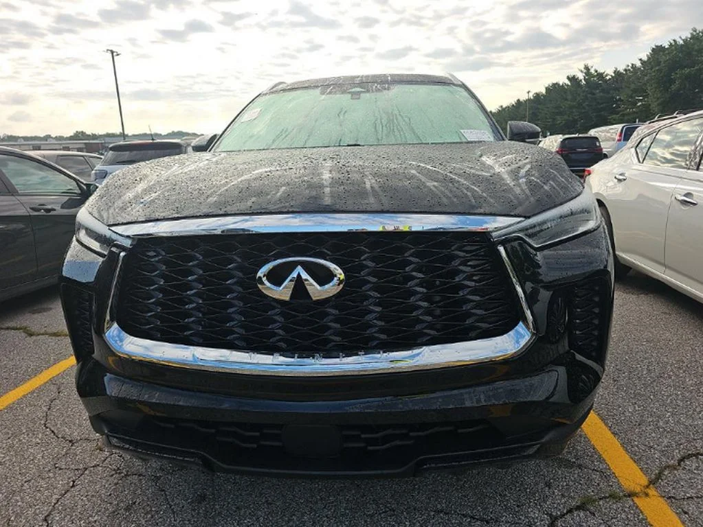 Used 2023 Black INFINITI LUXE image 2