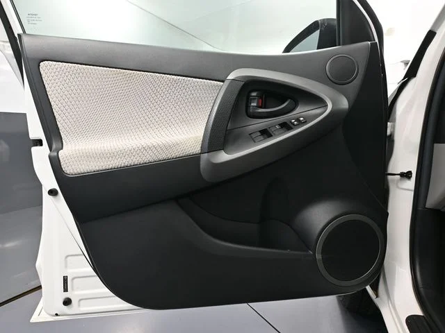 2012 Toyota RAV4 EV - Photo 16