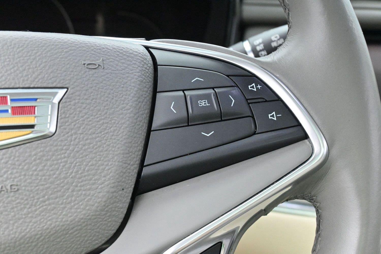 Used 2017 CRYSTAL WHITE TRICOAT Cadillac Luxury FWD image 23