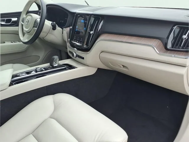 Used 2022  Volvo Momentum image 24