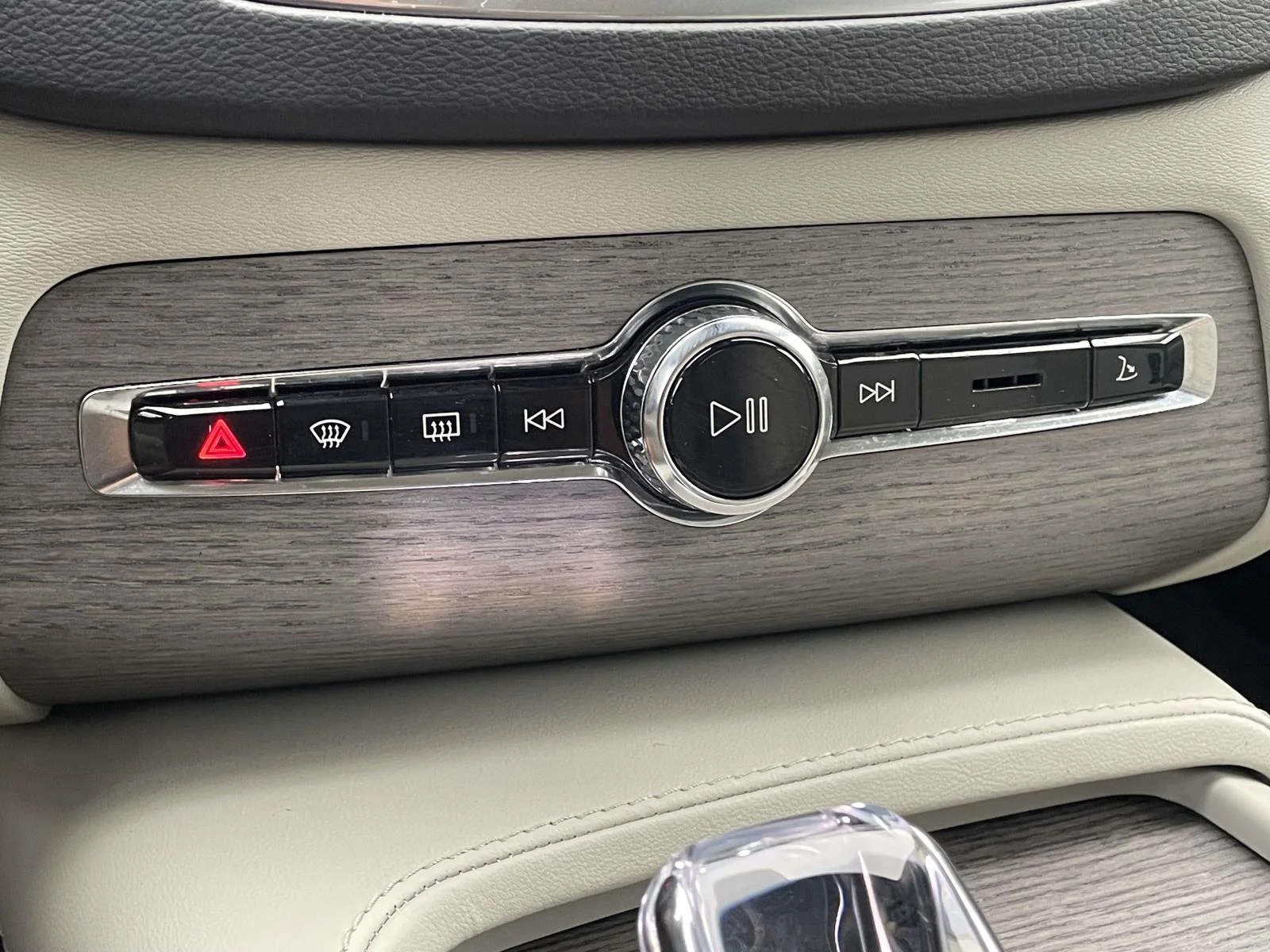 Used 2024 Crystal White Metallic Volvo Ultimate Bright Theme image 19