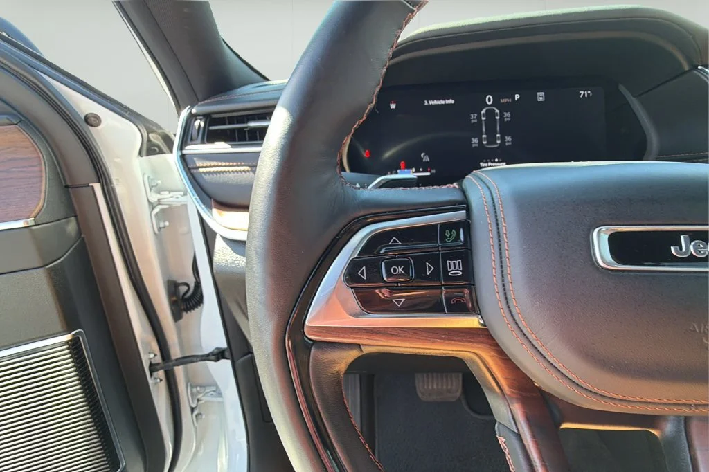 Used 2025  Jeep Summit image 22