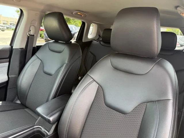 Used 2022 Gray Jeep Latitude image 12