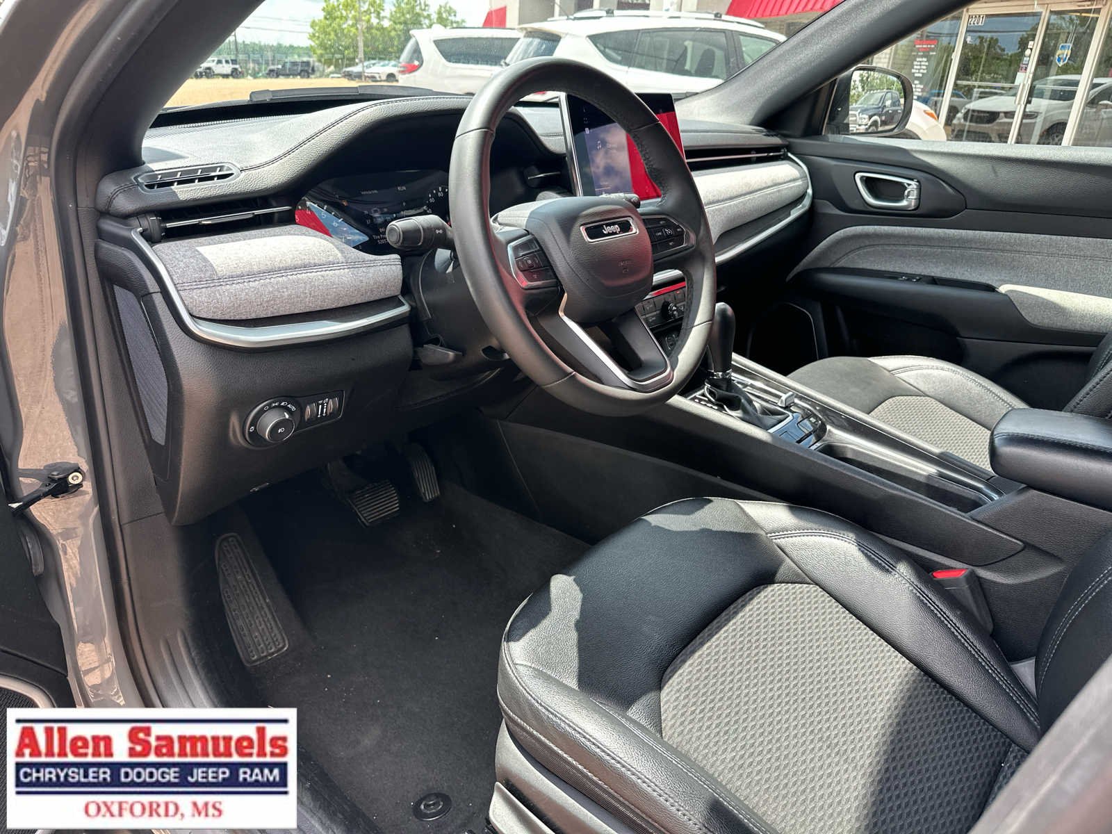 Used 2024 Sting-Gray Clearcoat Jeep Latitude image 10