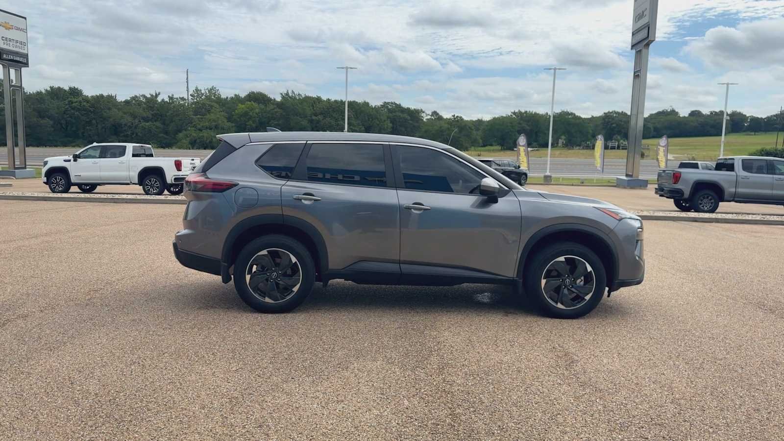 2024 Nissan Rogue SV - Photo 9