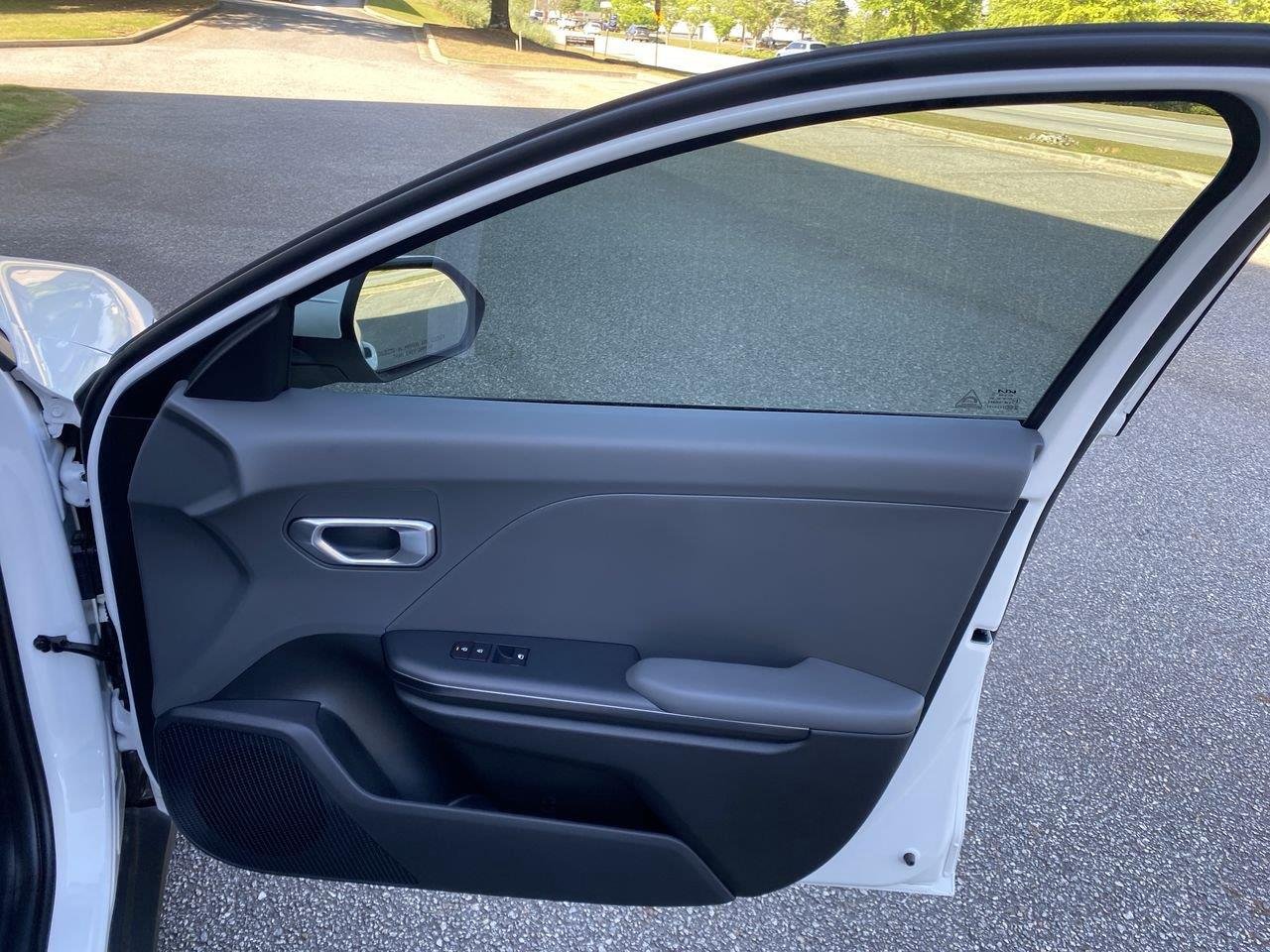 New 2026 Snow White Pearl Kia LXS image 24