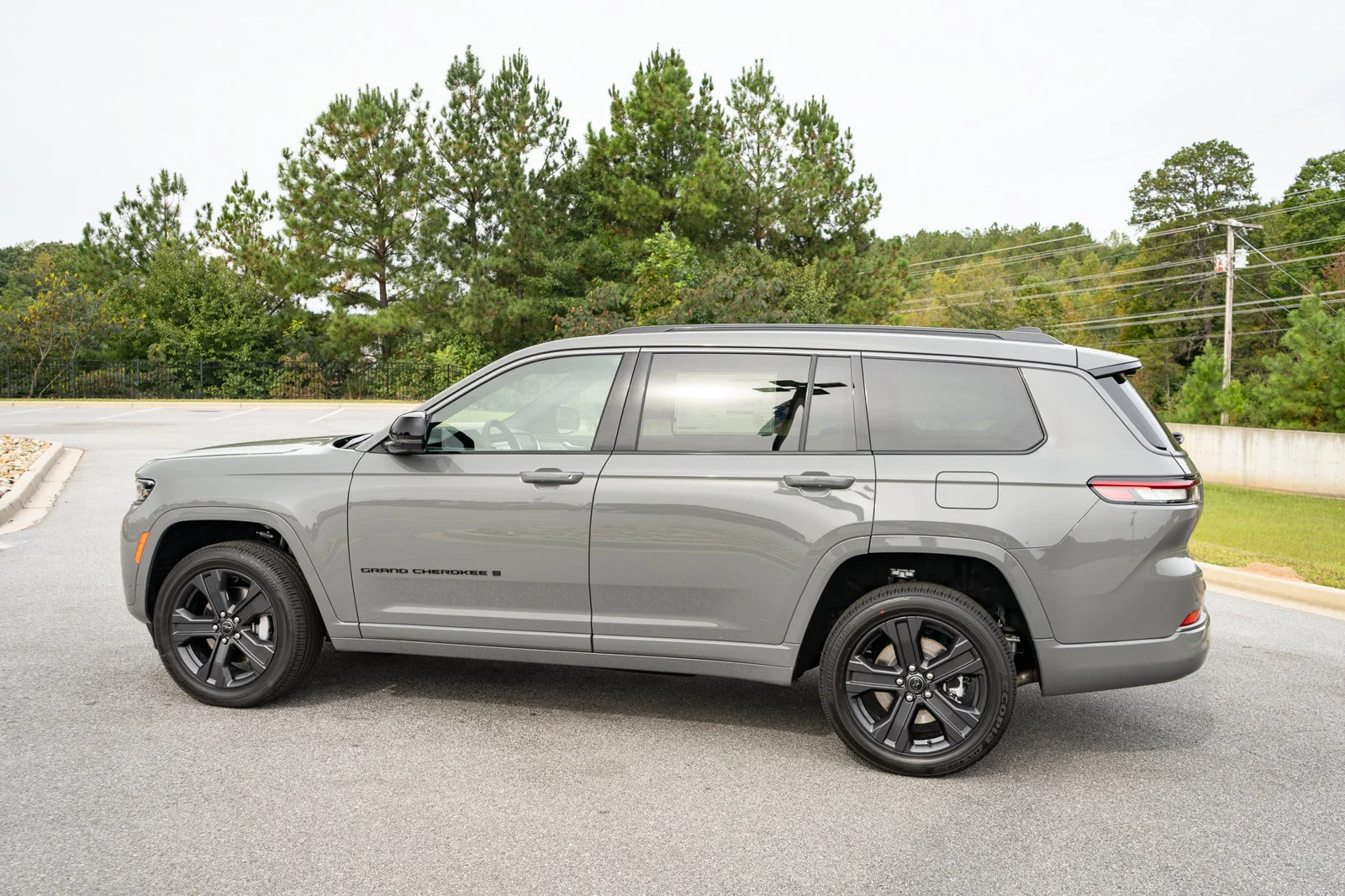 New 2027 Sting-Gray Clear-Coat Paint Jeep Limited Reserve image 7