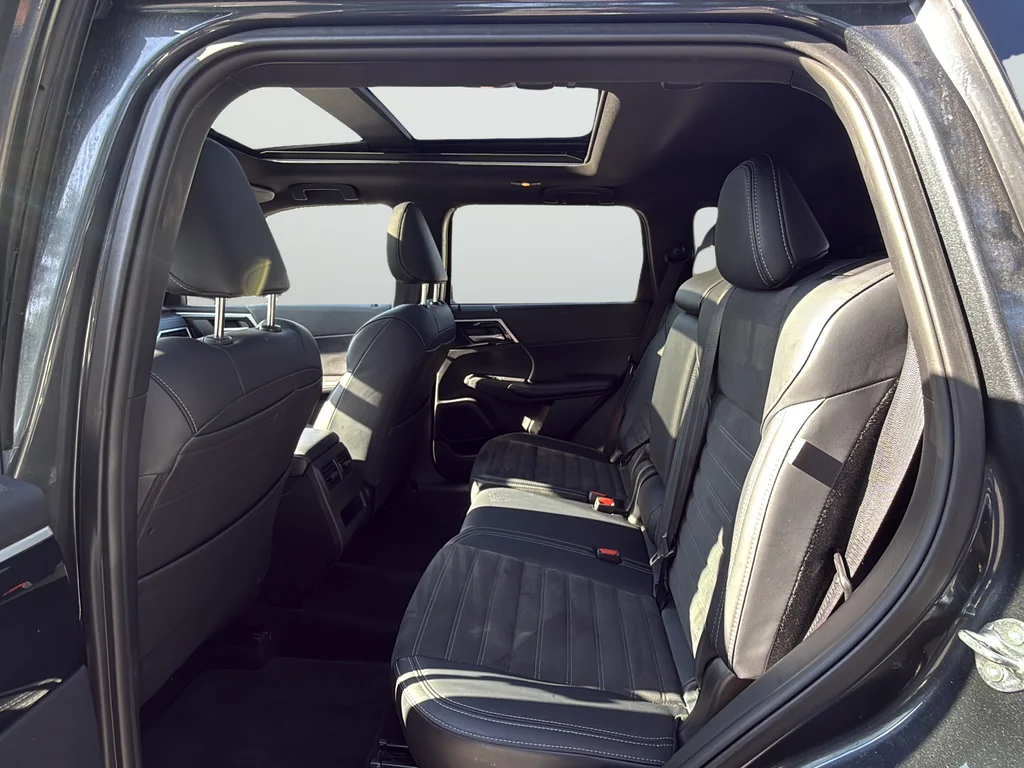 Used 2024  Mitsubishi SE Black Edition image 27