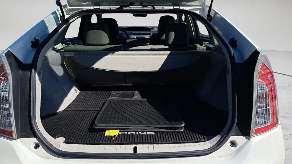 Used 2015 White Toyota Three image 27