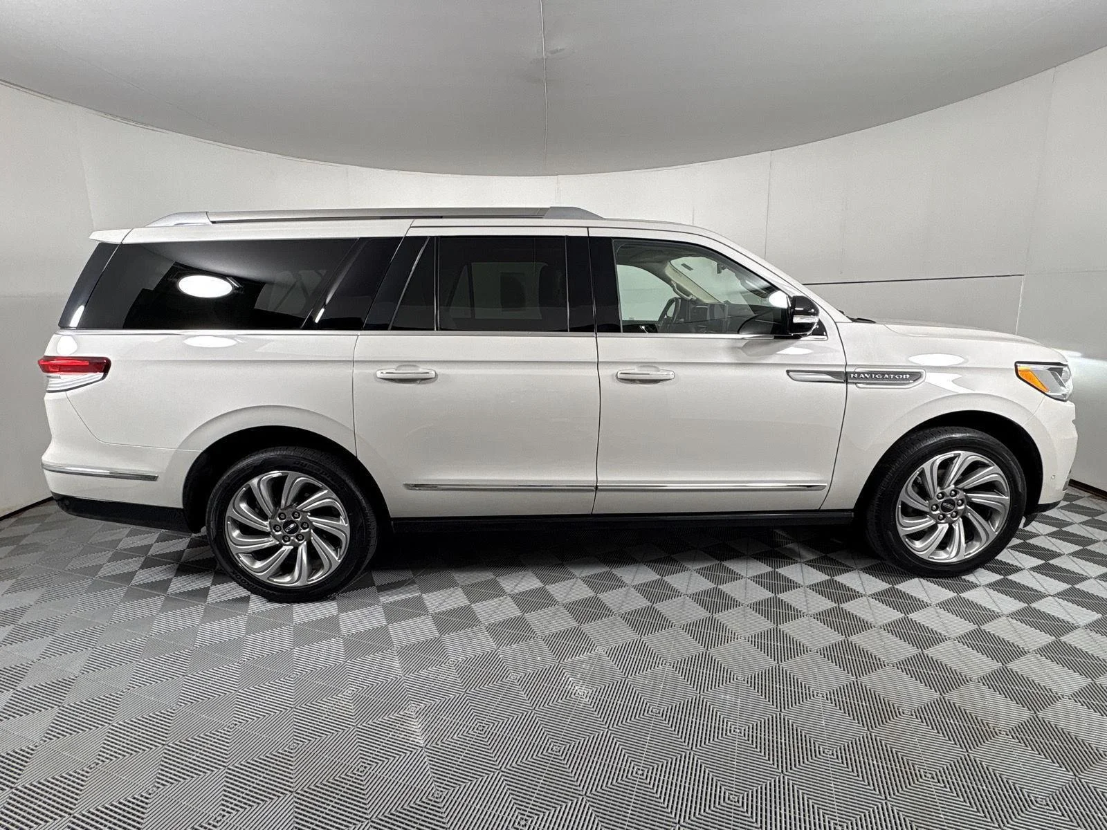 Used 2022 Ceramic Pearl Metallic Tri-Coat Lincoln Reserve image 28
