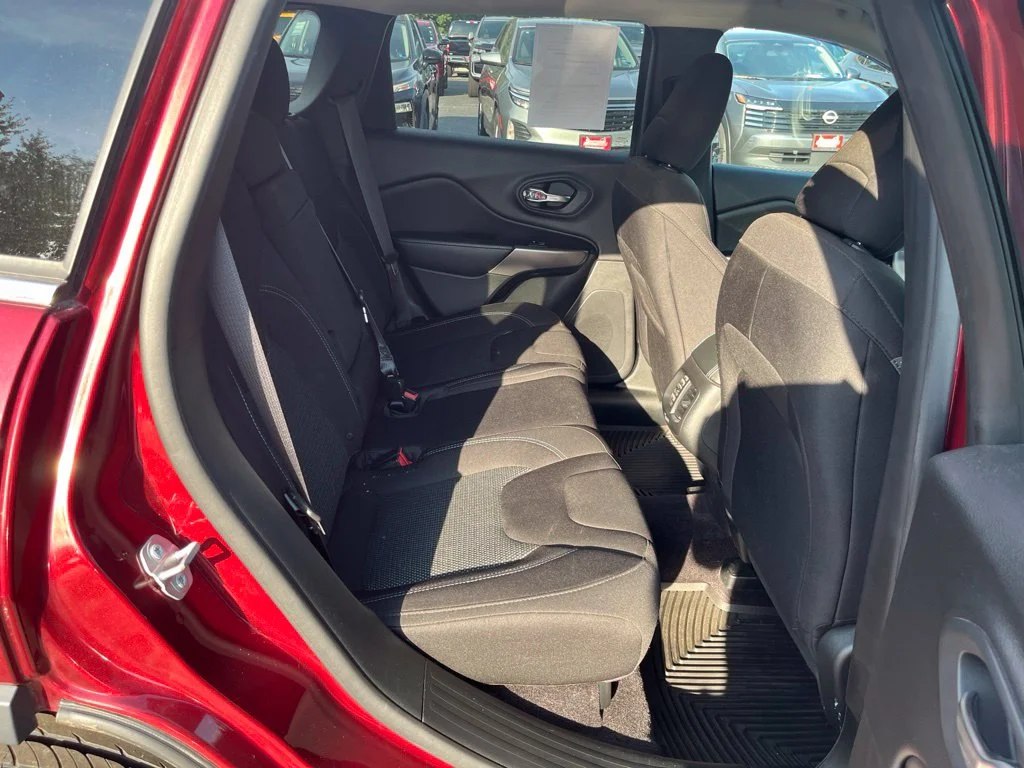 Used 2019 Red Jeep Latitude image 45