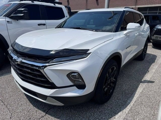 Used 2024 Summit White Chevrolet LT image 3