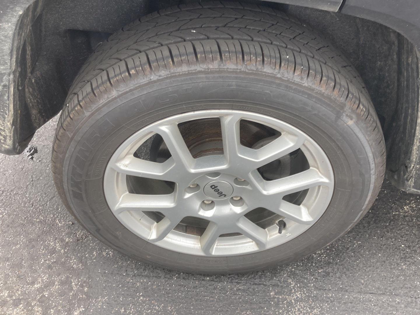 Used 2022 Graphite Gray Jeep Latitude image 9
