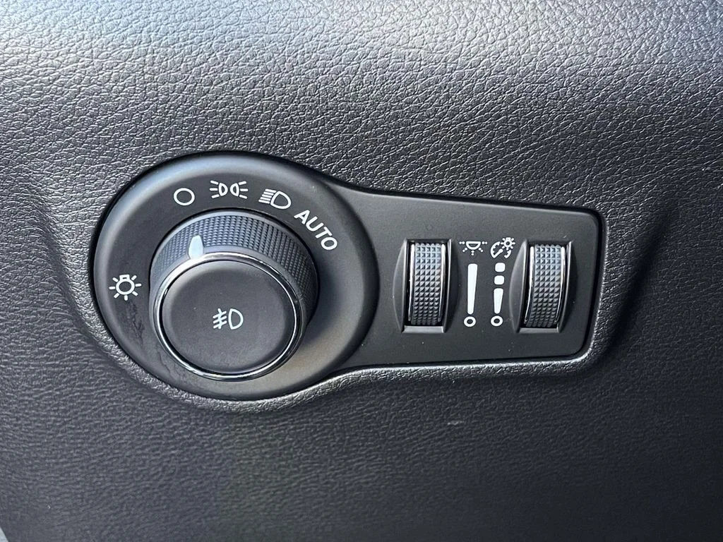 Used 2024 Silver Zynith Metallic Clearcoat Jeep Trailhawk image 9