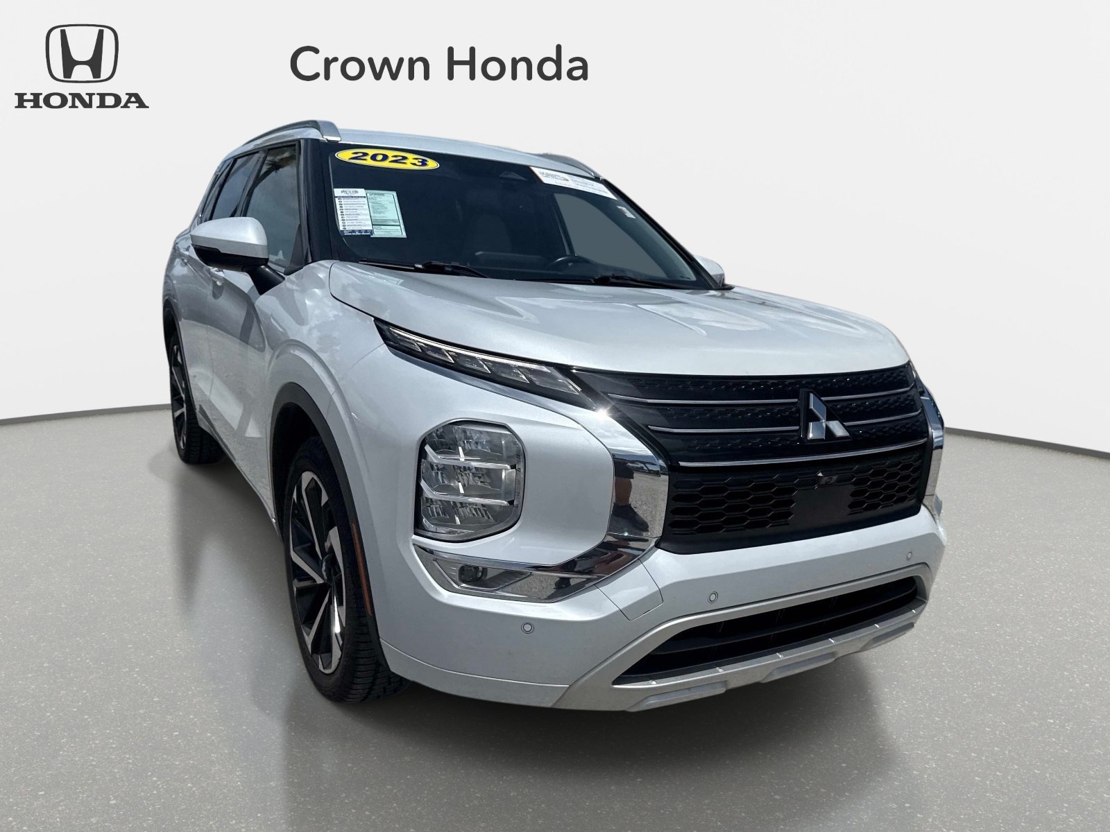 Used 2023 White Diamond Pearl Mitsubishi SEL image 7