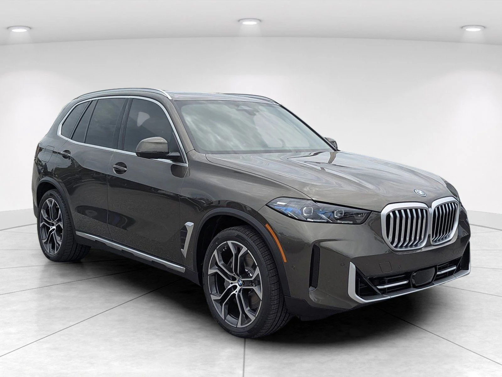 New 2026 Manhattan Green Metallic BMW xDrive50e image 2