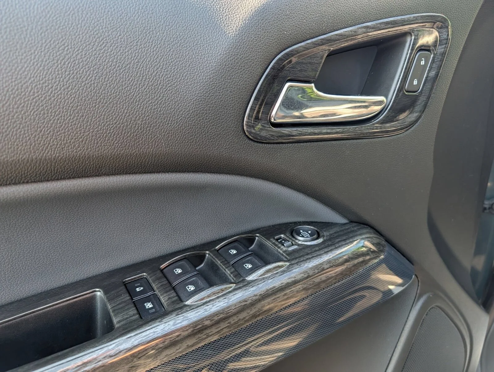 Used 2015 CYBER GRAY METALLIC Chevrolet 4WD Z71 image 27