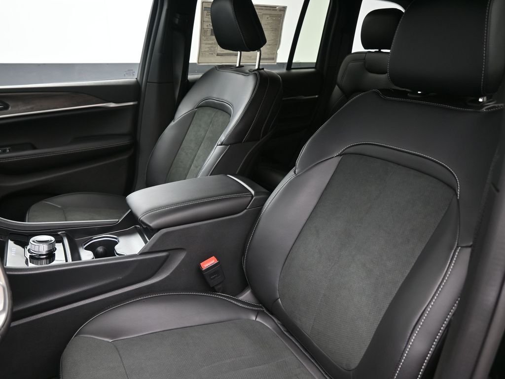 New 2026 Diamond Black Crystal Pearl-Coat Exterior Paint Jeep Altitude image 19