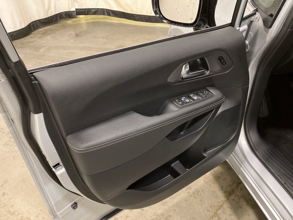 New 2026 Silver Mist Clear-Coat Exterior Paint Chrysler Select image 8
