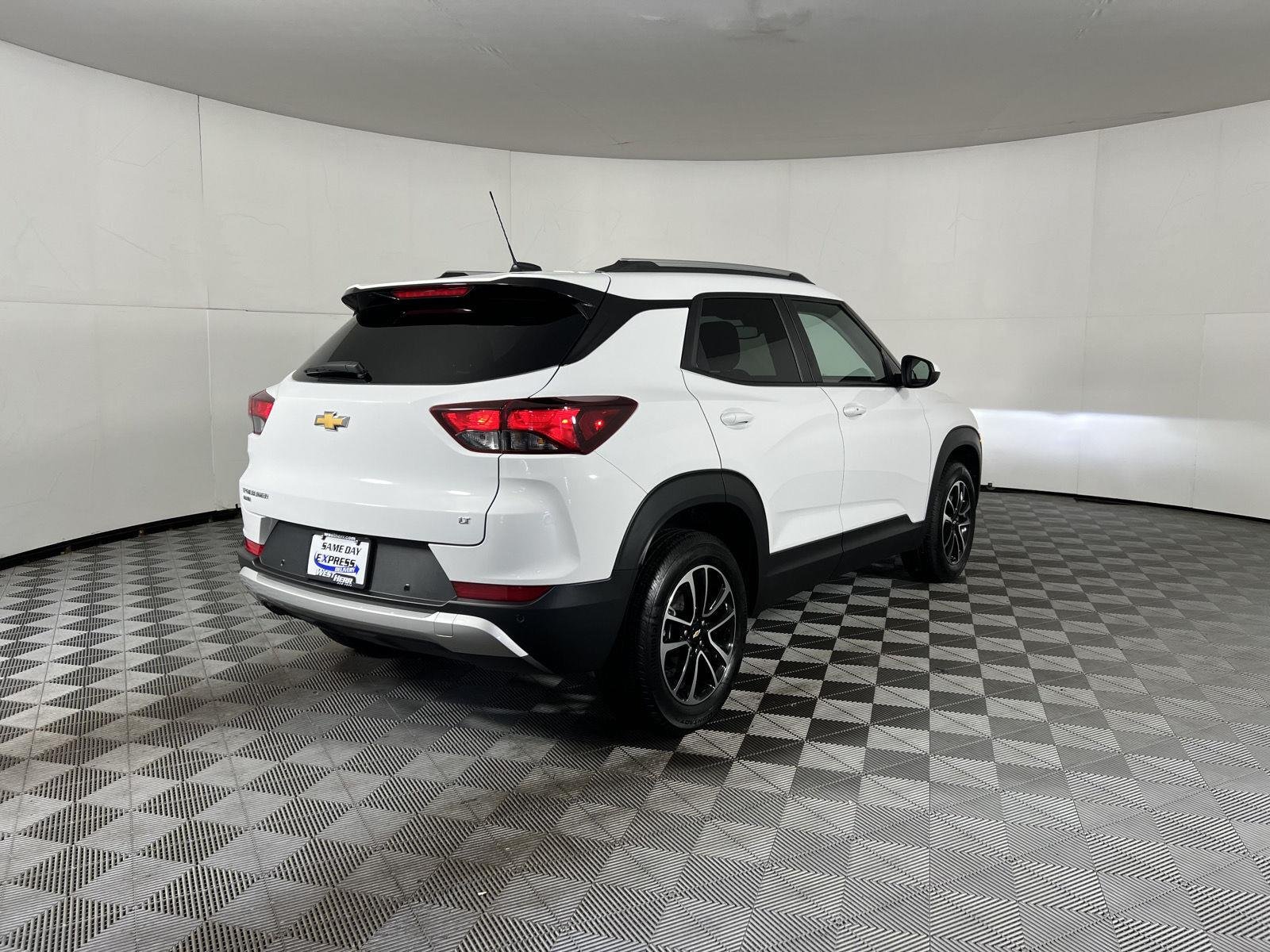 Used 2025 Summit White Chevrolet LT image 44