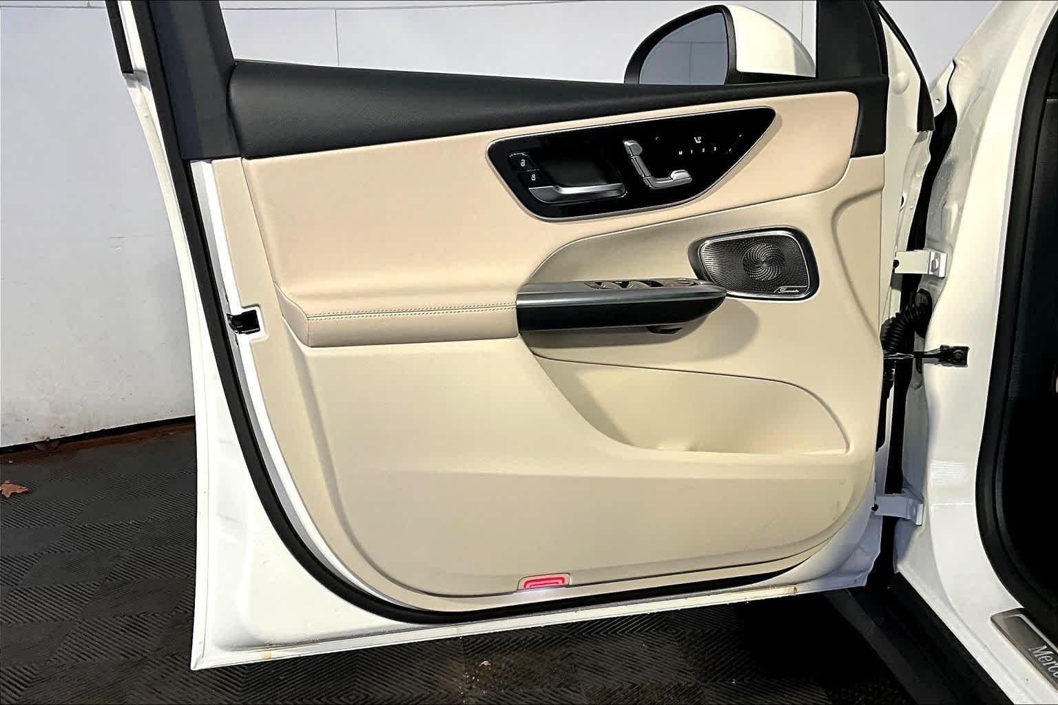 New 2026 Polar White Mercedes-Benz GLC 300 image 11