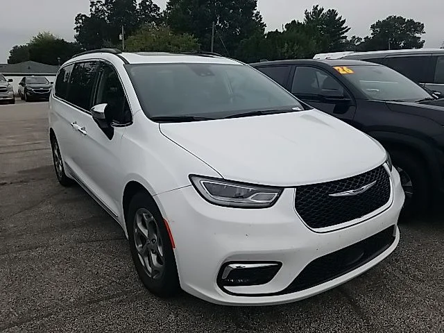 Used 2023 White Chrysler Limited image 5